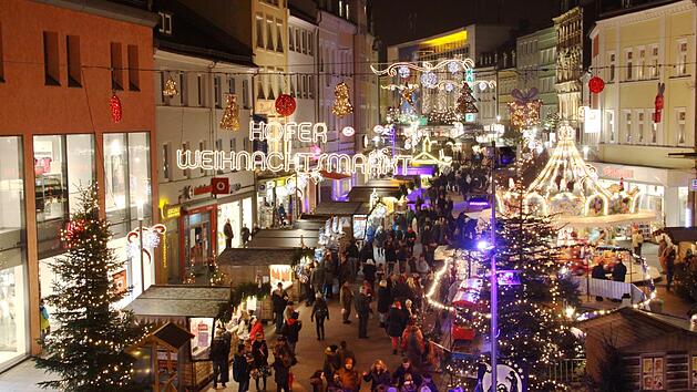 Ein Wintertraum in der Hofer Altstadt: Der stimmungsvolle Weihnachtsmarkt in Hof lockt mit einem abwechslungsreichen Rahmenprogramm. Foto: Stadt Hof/Ernst Sammer