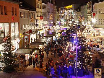 Ein Wintertraum in der Hofer Altstadt: Der stimmungsvolle Weihnachtsmarkt in Hof lockt mit einem abwechslungsreichen Rahmenprogramm. Foto: Stadt Hof/Ernst Sammer