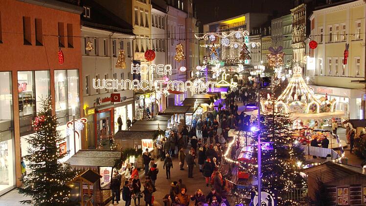Ein Wintertraum in der Hofer Altstadt: Der stimmungsvolle Weihnachtsmarkt in Hof lockt mit einem abwechslungsreichen Rahmenprogramm. Foto: Stadt Hof/Ernst Sammer