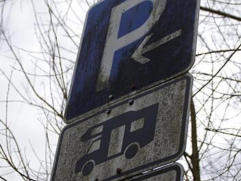 Wenig einladend wirkt die Beschilderung am Kronacher Stellplatz für Wohnmobile. Foto: Marco Meißner