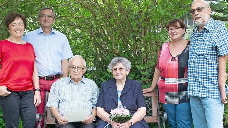 Eiserne Hochzeit feierten Franz und Babette Zimmer. Mit im Bild (links) Sohn Gerfried mit Lebensgefährtin Elisabeth Garmisch, rechts Sohn Manfred mit Lebensgefährtin Karin Schilling Foto: Jürgen Valentin