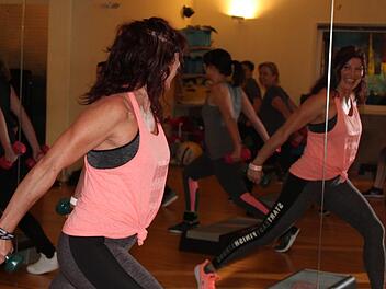 Trainingsleiterin Christel Beetz während des Total Body Workouts im Fitnessstudio Caerobics Kronach. Foto: Cindy Dötschel