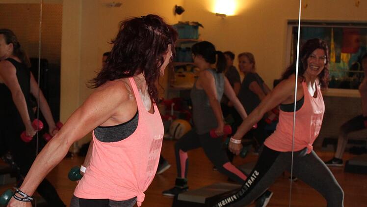 Trainingsleiterin Christel Beetz während des Total Body Workouts im Fitnessstudio Caerobics Kronach. Foto: Cindy Dötschel
