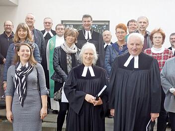 Die Familie, geladene Vertreter der Kirchengemeinde und der Kommune sowie langjährige Wegbegleiter nahmen an der Verabschiedung des Pfarrerehepaars Margret und Winfried Rucker teil.  Foto: Doris Weidner