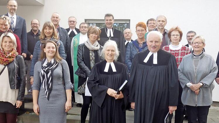 Die Familie, geladene Vertreter der Kirchengemeinde und der Kommune sowie langjährige Wegbegleiter nahmen an der Verabschiedung des Pfarrerehepaars Margret und Winfried Rucker teil.  Foto: Doris Weidner