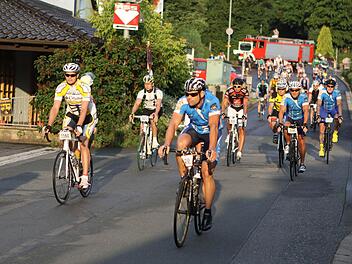 Die Radfahrer kurz nach dem Start in Stockheim  Fotos: Michael Wunder