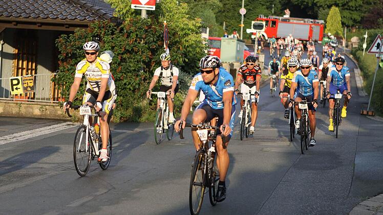 Die Radfahrer kurz nach dem Start in Stockheim  Fotos: Michael Wunder