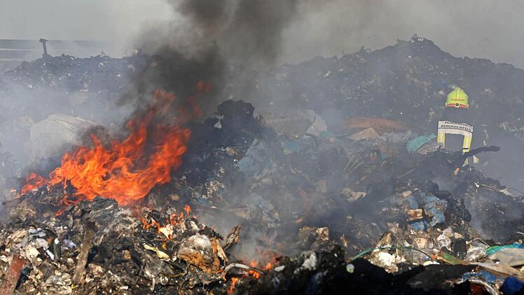 Ein Großbrand in der Müllsortieranlage der Firma Veolia in Bergrheinfeld (Lkr. Schweinfurt aus). Foto: News5 / Herse