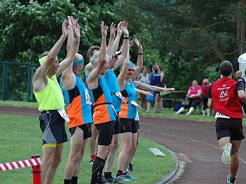 Die Welle für den Sieger: Markus Veth vom TSV Rannungen wird auf dem Weg ins Ziel vorbildlich unterstützt. Fotos: Sebastian Schmitt