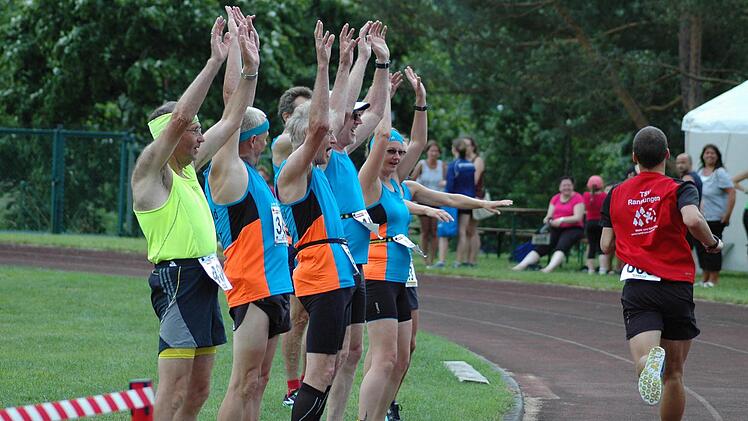 Die Welle für den Sieger: Markus Veth vom TSV Rannungen wird auf dem Weg ins Ziel vorbildlich unterstützt. Fotos: Sebastian Schmitt