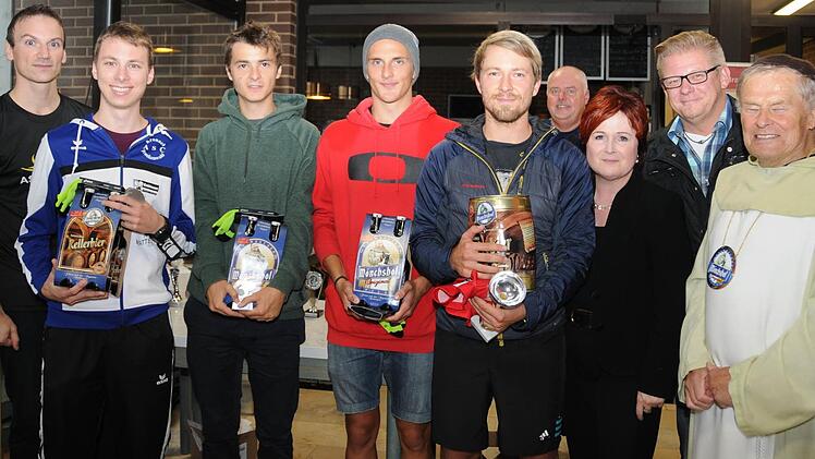 Die schnellsten Herren. Von links Simon Moritz vom ASV Kulmbach, Julian Pistor (2.), Carsten Friedmann, Philipp Neumeister (beide 3.), Christian Zöllner (1.), stellvertretende Landrätin Christina Flauder, 3. Bürgermeister Frank Wilzok und Mönch Karlheinz Neudert. Foto: Michael Kraus