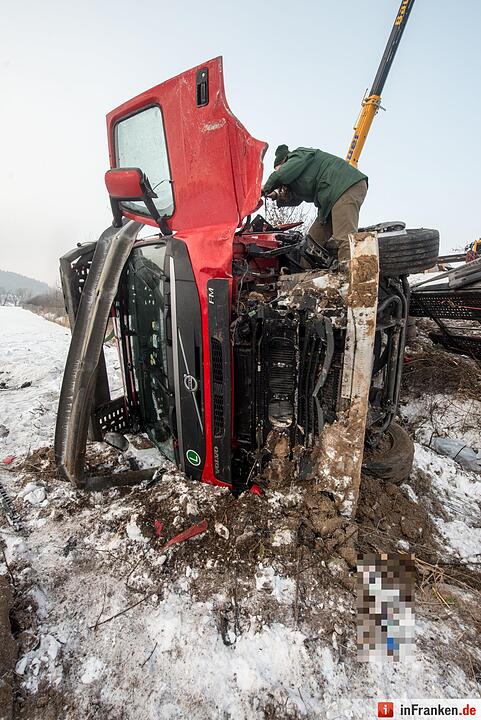 Zusammenstoß mit Autotransporter - Frau nach Unfall in der Oberpfalz in Lebensgefahr