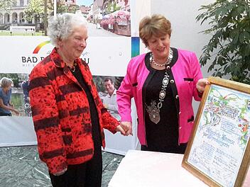 Zur Ehrenbürgerin von Bad Brückenau wurde Else Prause (links) ernannt. Bei einer Feierstunde in der Georgi-Kurhalle würdigte Stadtoberhaupt Brigitte Meyerdierks die Verdienste der engagierten Seniorin und überreichte ihr eine großformatige Urkunde in Gemäldeform. Foto: Rolf Pralle