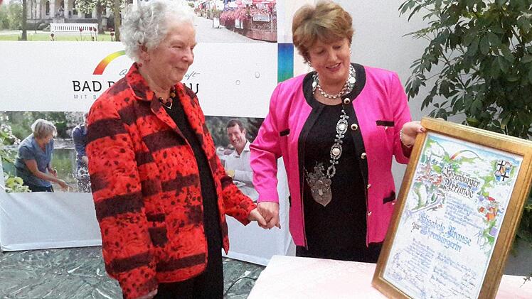 Zur Ehrenbürgerin von Bad Brückenau wurde Else Prause (links) ernannt. Bei einer Feierstunde in der Georgi-Kurhalle würdigte Stadtoberhaupt Brigitte Meyerdierks die Verdienste der engagierten Seniorin und überreichte ihr eine großformatige Urkunde in Gemäldeform. Foto: Rolf Pralle