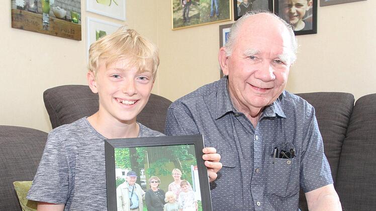 Auch die n&auml;chste Generation kn&uuml;pft schon Bande nach Amerika: Niklas (13) versteht sich mit dem "Leih-Opa" hervorragend.