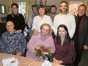 Die 85-jährige Klara Klier (mit Blumen) hat elf Kinder großgezogen. Unser Bild zeigt sie mit (von links) Bruder Heinz, den Töchtern Margit, Liane und Doris, Matthias, dem Lebensgefährten von Doris, John, dem Partner von Enkelin Jessica (vorne, rechts neben der Jubilarin) sowie Pfarrer Stefan Lipfert. Foto: Horst Wunner