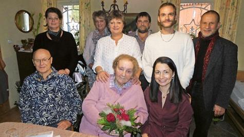 Die 85-jährige Klara Klier (mit Blumen) hat elf Kinder großgezogen. Unser Bild zeigt sie mit (von links) Bruder Heinz, den Töchtern Margit, Liane und Doris, Matthias, dem Lebensgefährten von Doris, John, dem Partner von Enkelin Jessica (vorne, rechts neben der Jubilarin) sowie Pfarrer Stefan Lipfert. Foto: Horst Wunner