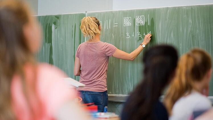 Lehrkräfte, die sich in der Krise engagiert haben, sollen  500 Euro erhalten. Symbolbild: Julian Stratenschulte/dpa