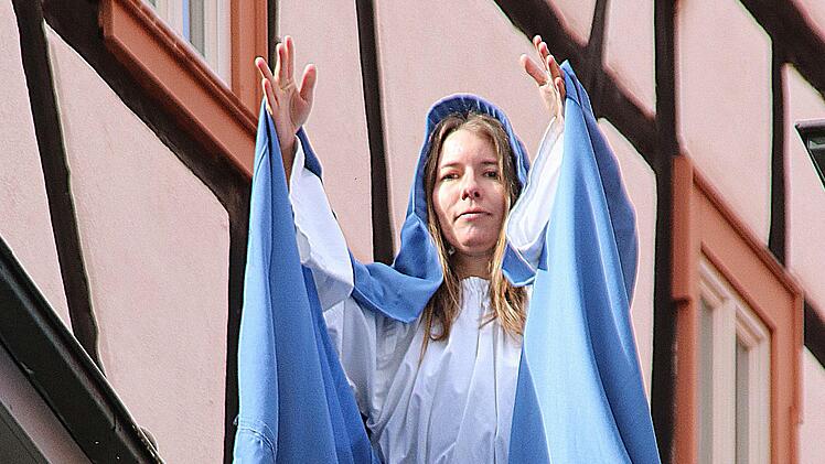 Die Schutzfrau hat offenbar geholfen, denn die erste Aufführung des Heimatspiels konnte, wenn auch unter erschwerten Wetterbedingungen, stattfinden.