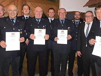 Gert Kolb, Gerd Kornetzke, Fred Schülein und Peter Zahn (mit Urkunden, von links) wurden für langjährige Dienstzeit ausgezeichnet. Es gratulierten (von links) Bürgermeister Harald Hübner, Vorsitzender Jonas Paulini, Kreisbrandrat Thomas Hoffmann u...