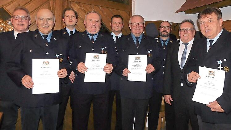 Gert Kolb, Gerd Kornetzke, Fred Schülein und Peter Zahn (mit Urkunden, von links) wurden für langjährige Dienstzeit ausgezeichnet. Es gratulierten (von links) Bürgermeister Harald Hübner, Vorsitzender Jonas Paulini, Kreisbrandrat Thomas Hoffmann u...