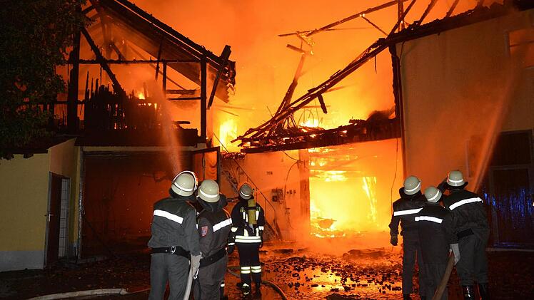 Insgesamt 200 Feuerwehrleute kämpften rund drei Stunden lang gegen die Flammen an.  Fotos: Rinklef