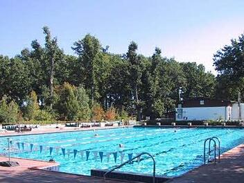 Blick auf das Sportbecken des Schwimmvereins Bamberg, das saniert werden muss, und das Technikgebäude, das 2013/2014 neu gebaut wird. Foto: privat