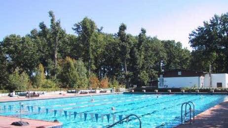 Blick auf das Sportbecken des Schwimmvereins Bamberg, das saniert werden muss, und das Technikgebäude, das 2013/2014 neu gebaut wird. Foto: privat