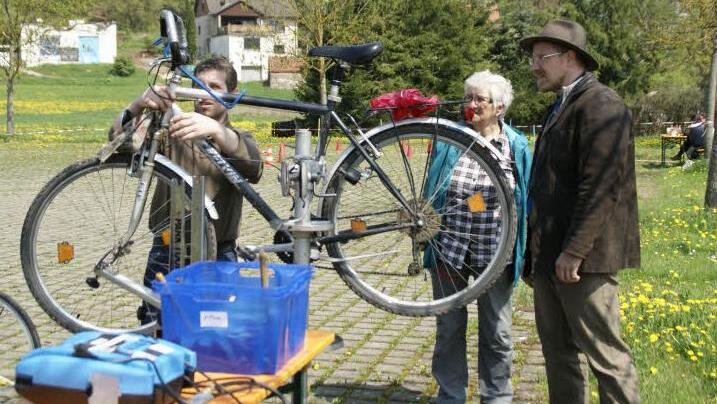 Gleich läuft wieder alles: Bernd Römmelt kümmerte sich beim Radtag um die Drahtesel. Foto: sw