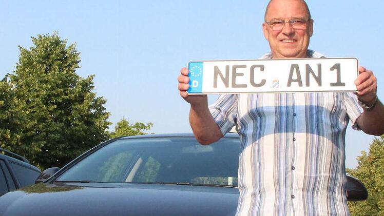 Anton Nossel mit dem ersten NEC-Kennzeichen