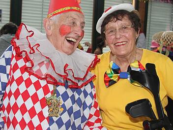 Eberhard Kraus bekam mit fast 91 Jahren sogar einen Faschingsorden - und auch seine Ehefrau Emmi, die schon mit ihrem Eberhard die Diamantene Hochzeit hinter sich hat, genoss den bunten Nachmittag. Fotos: Sonja Adam