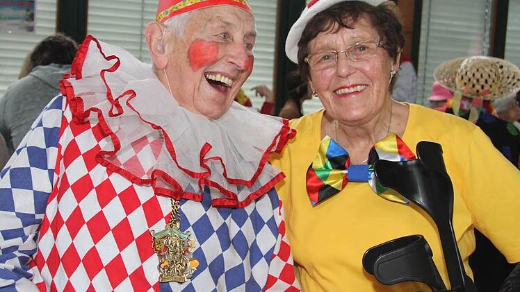 Eberhard Kraus bekam mit fast 91 Jahren sogar einen Faschingsorden - und auch seine Ehefrau Emmi, die schon mit ihrem Eberhard die Diamantene Hochzeit hinter sich hat, genoss den bunten Nachmittag. Fotos: Sonja Adam