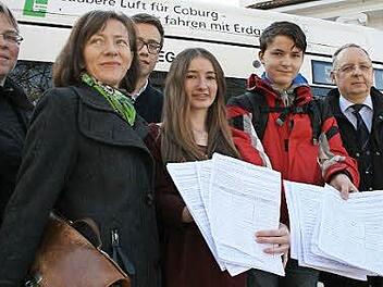 Heike Schwarz, Susanne Kleiner und Schüler der 9a vom Alexandrinum überreichten 400 Unterschriften an Raimund Angermüller von der SÜC, um auf die Problematik mit den Bussen hinzuweisen. Foto: Christiane Lehmann