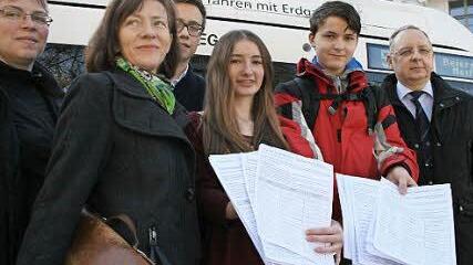 Heike Schwarz, Susanne Kleiner und Schüler der 9a vom Alexandrinum überreichten 400 Unterschriften an Raimund Angermüller von der SÜC, um auf die Problematik mit den Bussen hinzuweisen. Foto: Christiane Lehmann