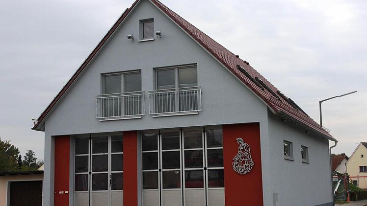Das im Jahr 1970 errichtete Feuerwehrhaus (l.) ist in stark modernisiert worden . Foto: Galster