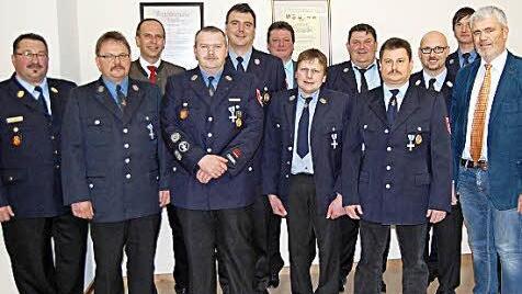 Ehrungen für 25-jährige Dienstzeit (von links): KBI Gerhard Elfein, Norbert Fischer, Landrat Christian Meißner, Peter Trenz, Thomas Geuß (Landratsamt), Werner Büttner, Peter Scholl, Armin Fuß, KBM Christian Schilder, Rainer Ganzmann, Bürgermeister Bernhard Strorath.