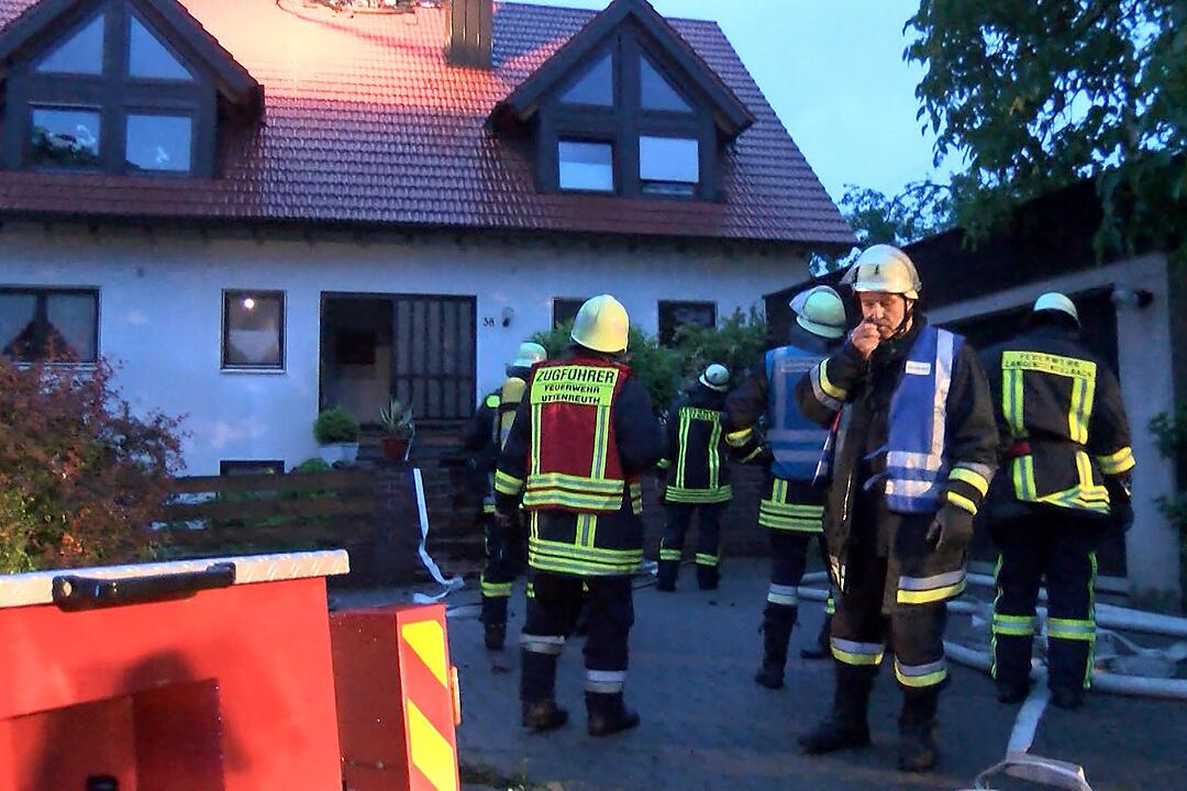 Blitz schlaegt in Dachstuhl in Adlitz ein