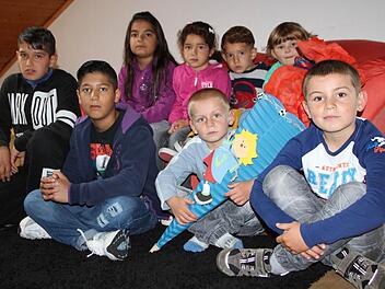 Große Kinderschar: Enis Emro hat seinen ersten Schultag. Sein Bruder Ismael (ganz rechts) geht schon in die Grundschule. Die anderen Kinder (von links) Amar (12), Leandrit (11), Hanemscha (7), Shanez (5), Ismael (2) und Aisha (3) wohnen auch in der Unterkunft in Motten. Foto: Ulrike Müller