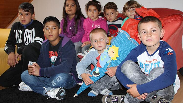Große Kinderschar: Enis Emro hat seinen ersten Schultag. Sein Bruder Ismael (ganz rechts) geht schon in die Grundschule. Die anderen Kinder (von links) Amar (12), Leandrit (11), Hanemscha (7), Shanez (5), Ismael (2) und Aisha (3) wohnen auch in der Unterkunft in Motten. Foto: Ulrike Müller