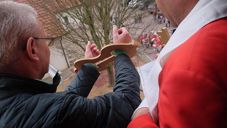 Die ÖFG-Narren legten dem Bürgermeister symbolische Fesseln an und nahmen den Rathausschlüssel sowie eine leere Kasse in Besitz. Foto: Gerd Schaar