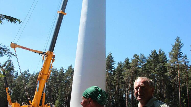 Walter Tschirschky und Robert Grampp (links) beobachten den Windradbau. Foto: Friedwald Schedel