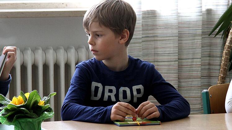 Rafael Sinikallio 1. Klasse GS-Aurachtal liest aus dem Buch "Waldgeschichten" von Alexandra Fischer-Hunold