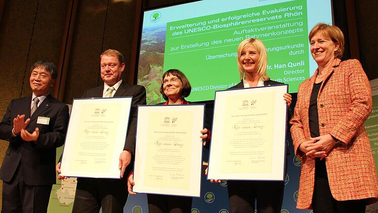 Im November 2014 überreichten Han Qunli (links) und Christiane Paulus (rechts) von der Unesco Umweltministerin Ulrike Scharf die Urkunde für das erweiterte Biosphärenreservat. Damals wurde auch das Rahmenkonzept auf den Weg gebracht. Foto: Benedikt Borst