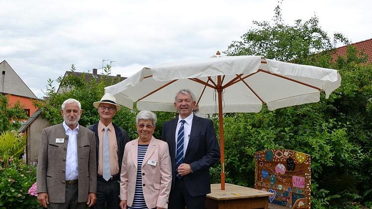 Hermann Schlund, Vitus Beck, zweiter Vorsitzende des Kreisverbandes für Garten- und Landschaftspflege, Marliese Schlund und Landrat Johann Kalb im Hof der Familie Schlund