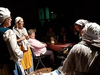 Die "Waschweiber", Renate Berchtold, Roswitha Hofmann, Katharina Jung und Michaela Pottler (von links), riefen Lachsalven beim Zeiler Abend 2018 hervor. Ihre Szene aus dem Historischen Stadtrundgang erheiterte die über 250 Besucher.Brigitte Krause