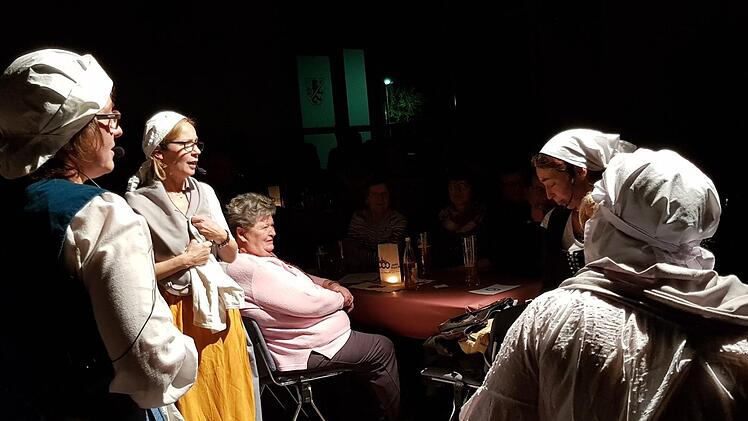 Die "Waschweiber", Renate Berchtold, Roswitha Hofmann, Katharina Jung und Michaela Pottler (von links), riefen Lachsalven beim Zeiler Abend 2018 hervor. Ihre Szene aus dem Historischen Stadtrundgang erheiterte die über 250 Besucher.Brigitte Krause