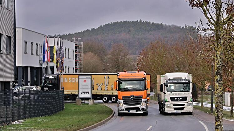 Öfters schon beklagt wurde der Lieferverkehr bei der Firma Rösler in Memmelsdorf. Nun soll sich  die Situation durch eine weitere Werkszufahrt entspannen. Helmut Will