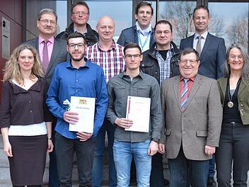 Staatspreise für einen besonders guten Abschluss der Berufsausbildung gingen an Lukas Springer (2. von links, vorne) und Marcel Barth (3. von links, vorne). Es gratulierten: Schulleiterin Christine Götz (links) sowie (von rechts) die Vorsitzende des Fördervereins Hildegard Steinhardt und der stellvertretende Landrat Josef Demar. Des Weiteren gratulierten (hintere Reihe von links): Bernhard Bauer (Klassenleiter), Stefan Plihal (Metallbau Plihal Hammelburg), Enrico Dietzel (Klassenleiter), die ...