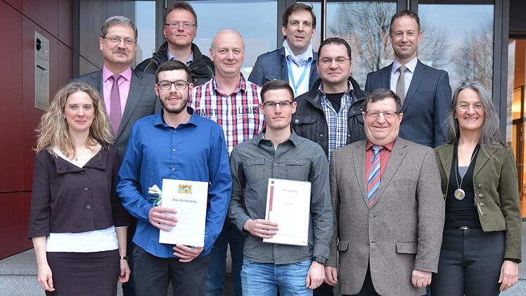 Staatspreise für einen besonders guten Abschluss der Berufsausbildung gingen an Lukas Springer (2. von links, vorne) und Marcel Barth (3. von links, vorne). Es gratulierten: Schulleiterin Christine Götz (links) sowie (von rechts) die Vorsitzende des Fördervereins Hildegard Steinhardt und der stellvertretende Landrat Josef Demar. Des Weiteren gratulierten (hintere Reihe von links): Bernhard Bauer (Klassenleiter), Stefan Plihal (Metallbau Plihal Hammelburg), Enrico Dietzel (Klassenleiter), die ...
