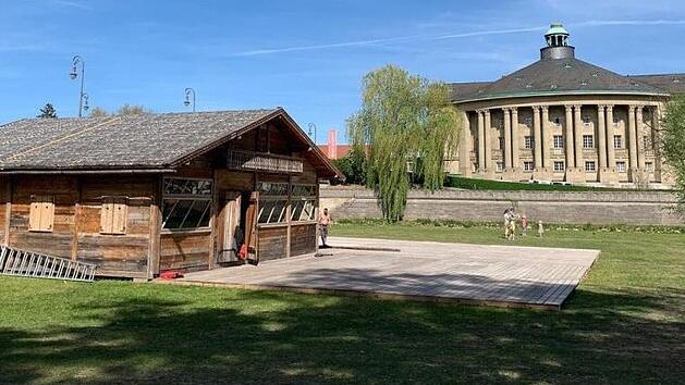Der Aufbau f&uuml;r den Stadtstrand ist in vollem Gange: Die Alm steht schon mal. Der Stadtstrand wird am 16. Mai er&ouml;ffnet. Foto: Florian Griebel